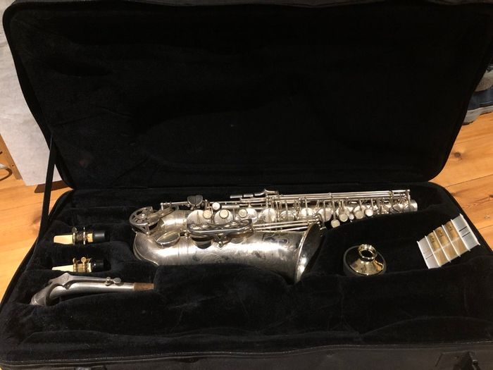 Alto/soprano double saxophone case.