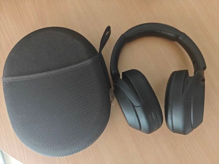 Sony WH1000XM3 Noise Cancelling Headphones Black with Case