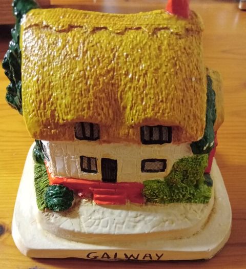 Vintage Souvenir  Thatch  Cottage  / Galway