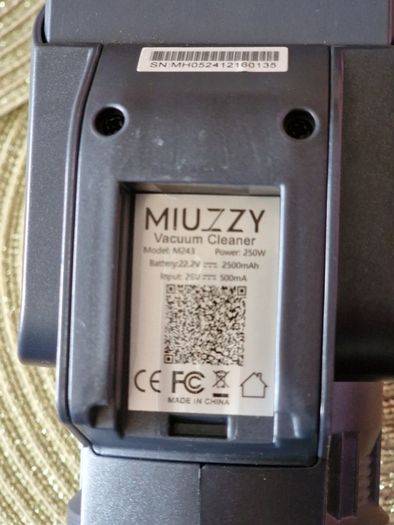 MUIZZY Bagless vacuum