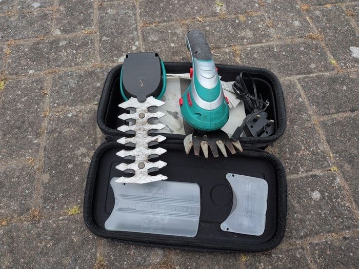 Bosch Isio 3 Cordless Shrub and Grass Shear Set