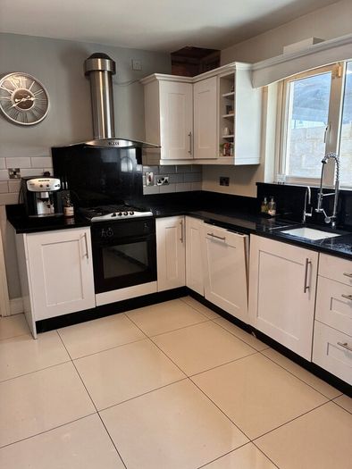 Full Kitchen, Granite Worktops and Appliances