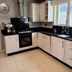 Full Kitchen, Granite Worktops and Appliances