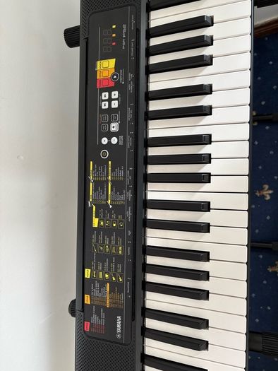 Yamaha PSR F52 Keyboard Brand New Never Used Complete Set