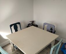 Extendable table and 6 chairs