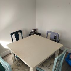 Extendable table and 6 chairs