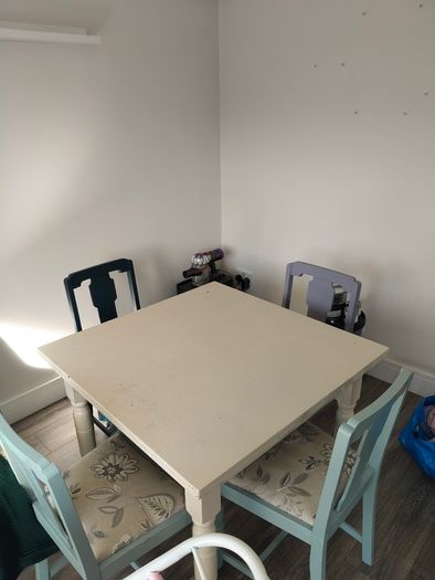 Extendable table and 6 chairs