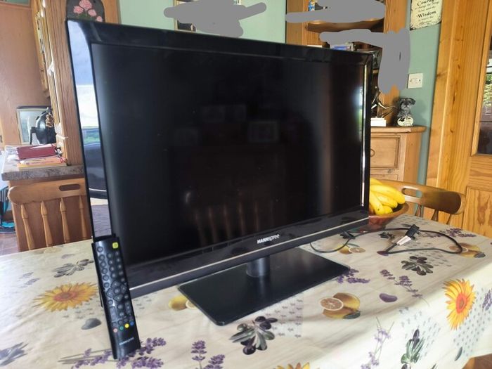 Hanspree 32" LCD TV. Usb & Hdmi (model SL32UMNBEEBBT)