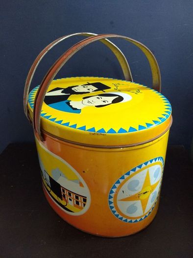 Amazing Collectable Large Oval Amish Patterned Tin Picnic Box with Handles, Very Rare to Find in Ireland - Funky Picnic Time! Props for Stage and Screen!