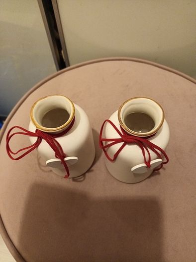 2 valentines vases with Heart detail