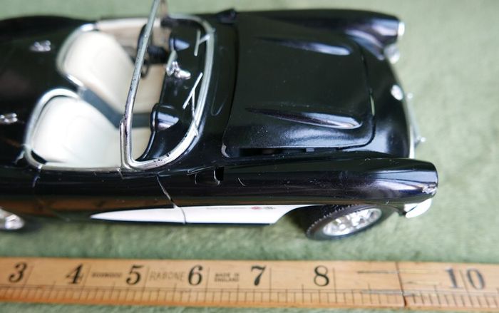 Vintage Bburago Chevrolet Corvette 1957 Convertible Black And White 1/18 Scale