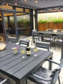 Garden table extendable and 8 chairs.