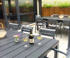 Garden table extendable and 8 chairs.