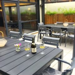 Garden table extendable and 8 chairs.