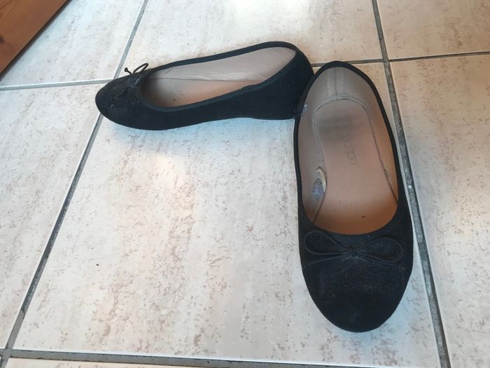 (Lot of 25) Ladies' Shoes Size 3/36