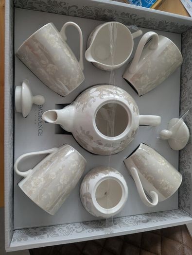 Newgrange Tea pot and cups