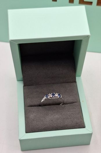18ct white gold blue sapphire and diamond ring size R