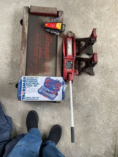car tools , Jack & laying down board