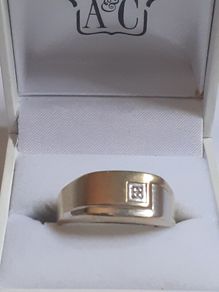 9k Gold ring with diamond