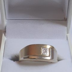 9k Gold ring with diamond