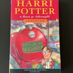 Harry Potter and the Philosophers Stone Welsh Edition Paperback