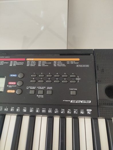 Yamaha keyboard and stand