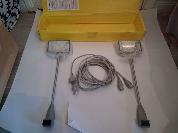 Postage - Pair of SLT SL-2001 150w Display Lights with Power Cables