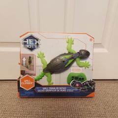 Wall and Floor Crawler Gecko
