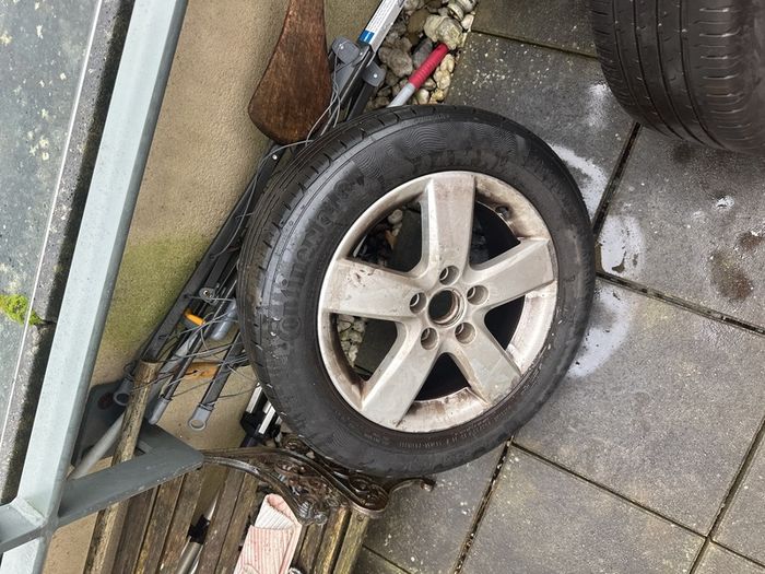 Volkswagen Golf 5 good tires and alloys