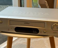 Philips Hifi Stereo VHS Video Cassette Recorder with Remote