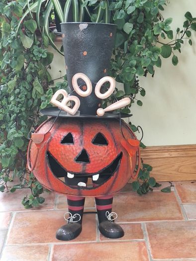 Halloween wobbly metal pumpkin
