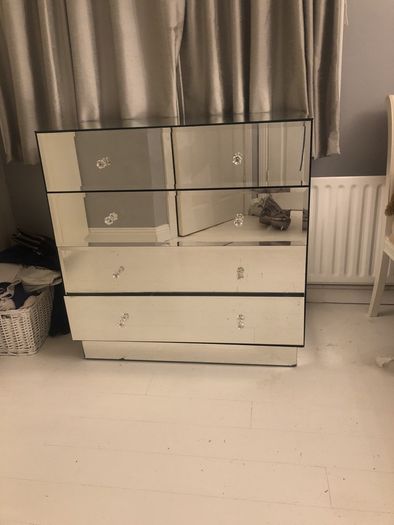 chest of drawers