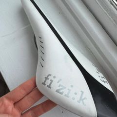 Fi'zi:k saddle