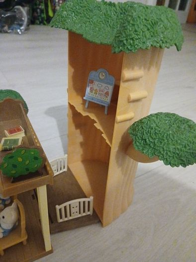 Sylvanian Families Country Tree School and Sylvanian Families Nursery Playmates Babies Set.