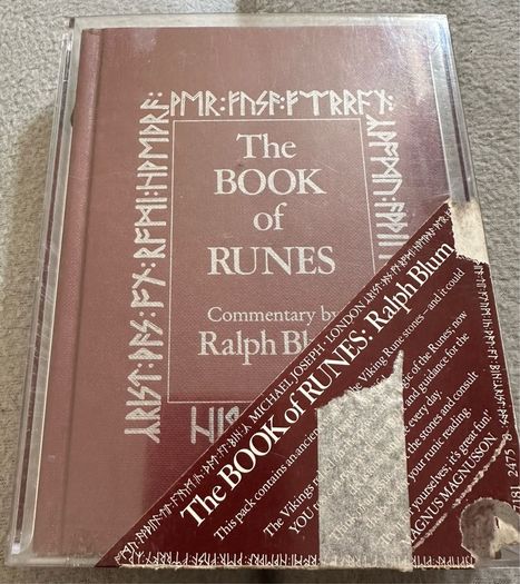 The Book Of Runes Ralph Blum(very rare)