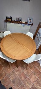 Extenable kitchen Table and four chairs