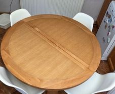 Extenable kitchen Table and four chairs