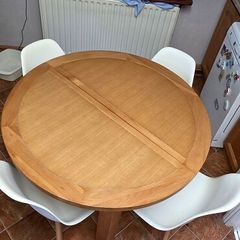 Extenable kitchen Table and four chairs