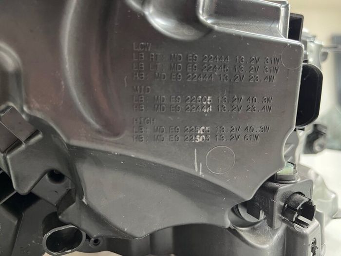 2024 Land Rover Discovery headlight