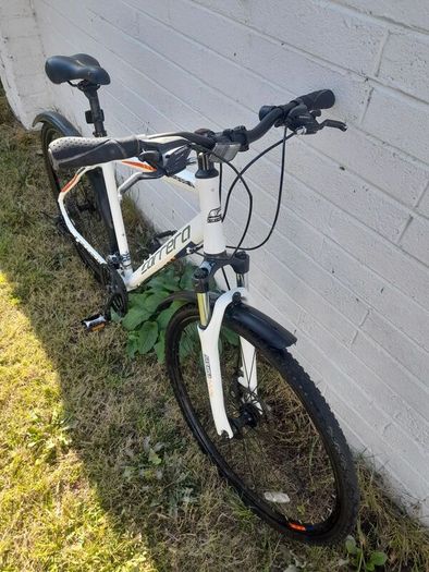adults carrera hybrid bike