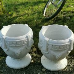 2 Concrete planters