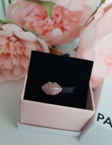 New pandora genuine lips charm