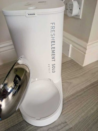 Intelligent automatic feeder for cats or smaller dogs