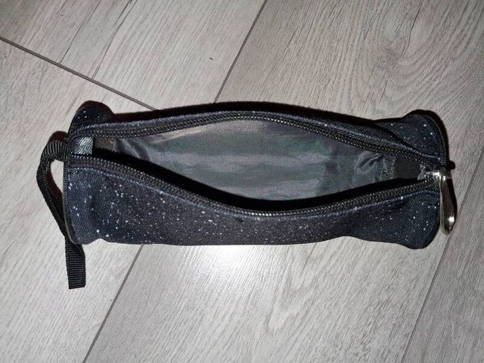 1 Euro Each To Clear!! - Variety Of Bags - Make Up, Toiletries, School, Etc
