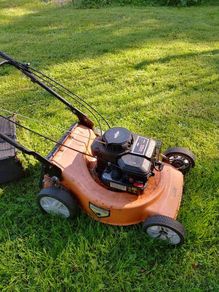 Briggs Self propelled petrol lawnmower