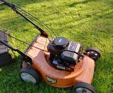 Briggs Self propelled petrol lawnmower