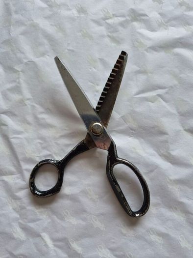 Vintage ZigZag Scissors