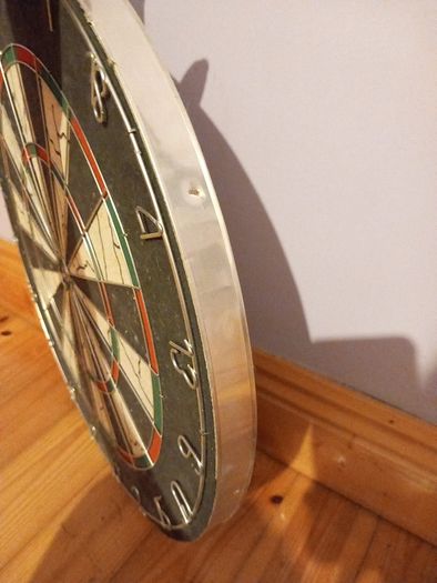 Dart board come with darts