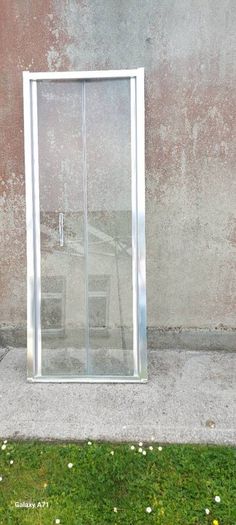 Toilet, hand basin/pedestal and shower door
