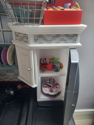 childs kitchen comes with accessories